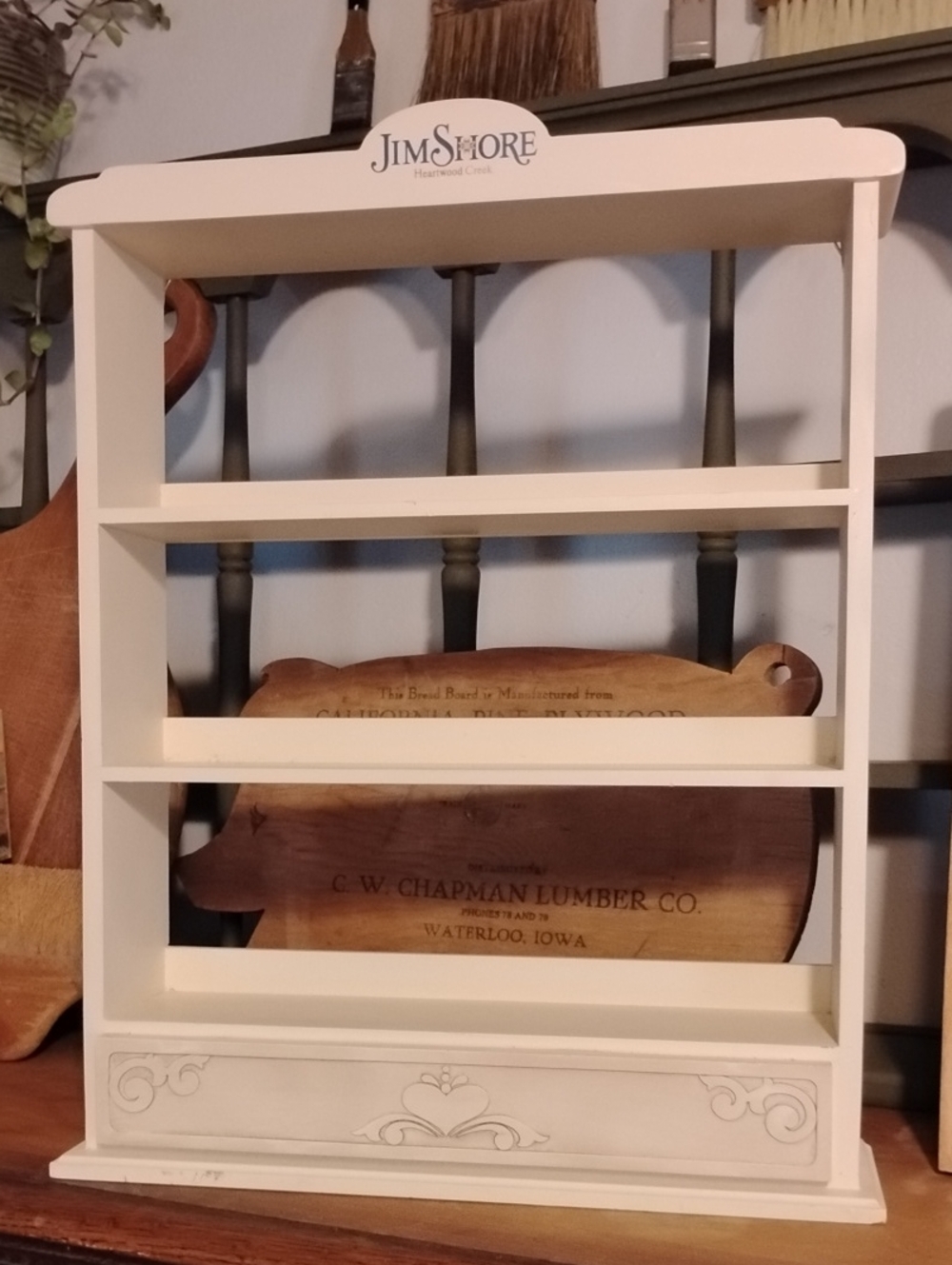 Jim Shore Cream Wooden Display Shelf with Carved Accents HEARTWOOD CREEK 2010